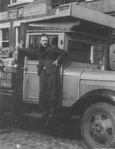 875315 Portret van Gerard Broekman, op de groenten- en fruitwagen van de groentenhandel (Weerdsingel W.Z. 25) te ...